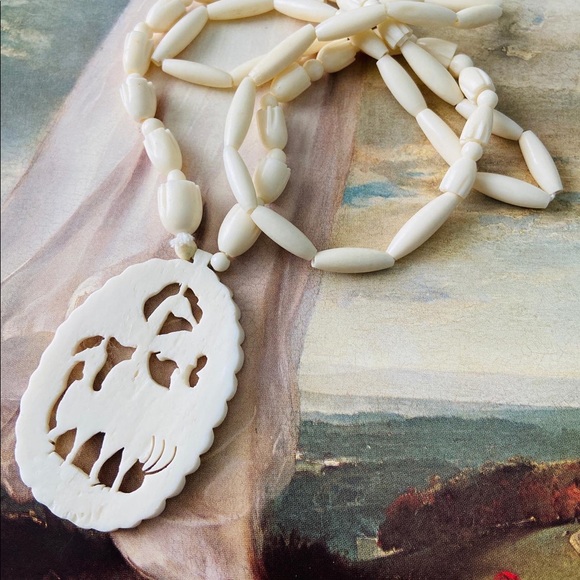 VINTAGE Hand Carved Bone Necklace 1960’s Era - Picture 4 of 5